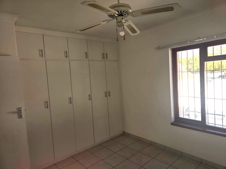 To Let 3 Bedroom Property for Rent in Esterville Western Cape
